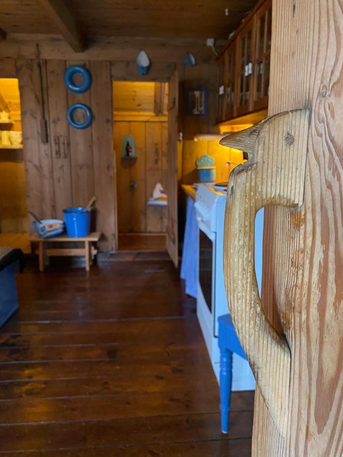 Charming And Authentic Heritage Retreat In Kvivik - Right Next To The River 外观 照片